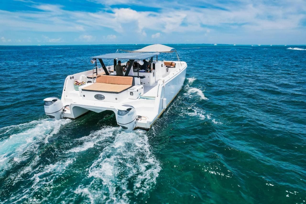 Catamarán Atomic navegando en aguas tranquilas del Caribe
