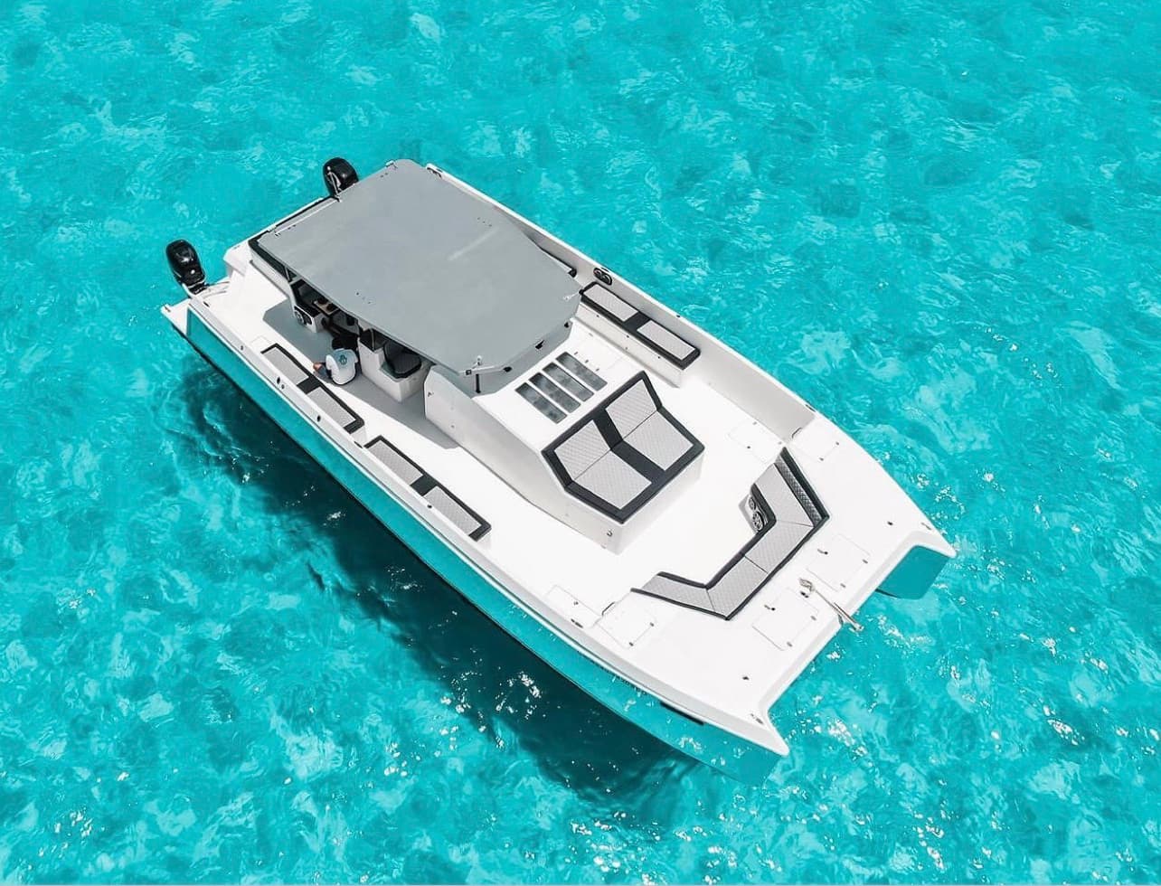 Catamarán Atomic rumbo a Isla Mujeres desde Cancún